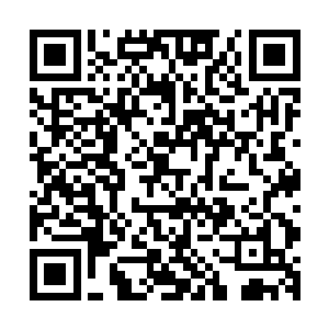 一下车他便感受到了周围数百双眼睛盯着他从头到脚的打探着二维码生成