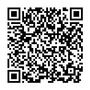 一个脑袋上挂着张屠夫三个字的胖子正坐在张屠夫家门口唉声叹气二维码生成