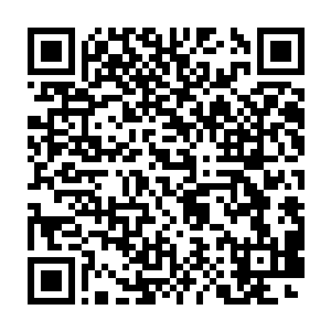 他拿着自己交给他的那些展柜样式的图纸去大涌找木雕厂的师傅们二维码生成