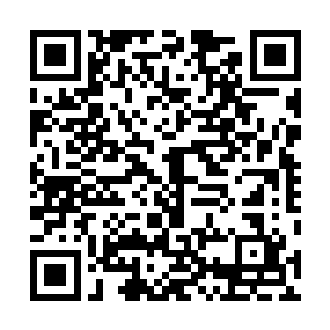 他现在正在莫萨伦大桥堡垒顶层专门开辟出来一间书房里二维码生成