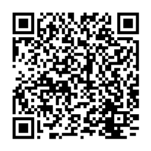 他还顺手将摆放在祭坛上的另外一件东西也拿了起来……那是一颗金色的小球二维码生成