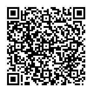 几乎所有人都屏住了呼吸紧盯着字伸展台和大屏幕上对一套又一套作品的特写镜头二维码生成