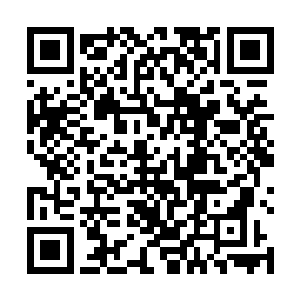 只穿着一条沙滩裤跳回水里毛手毛脚的帮叶明静做按摩二维码生成