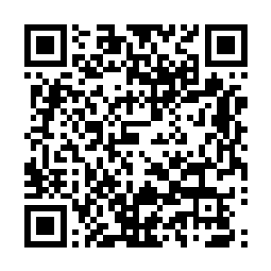 将那块曾经被她丢弃掉象征他们爱情的金片塞进了她的手里二维码生成