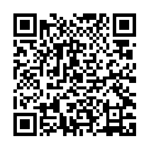 忍痛用力掰开手指将银针往一根根的从紧夹的指缝中间取出来二维码生成