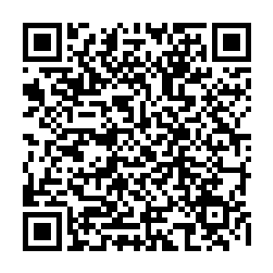 接下来又要负责把几亿现金流拆散输送到香港之外的财务人员们一起共同祝贺二维码生成