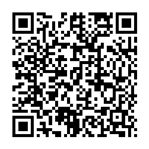 那枚金币就放在龙皇书房的书桌上的一个长方形的透明水晶盒子之内二维码生成